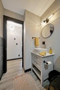 La salle de bains est pourvue d'un lavabo et d'un miroir. dans l'établissement The Black Box-Lincoln, Ne, à Lincoln