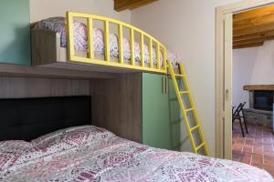 ein Schlafzimmer mit einem Etagenbett und einer Leiter in der Unterkunft Piccolo Chalet in Ponte di Legno