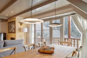 - une salle à manger avec une table et un canapé dans l'établissement Val de Ruda Luxe 16 by FeelFree Rentals, à Baqueira-Beret