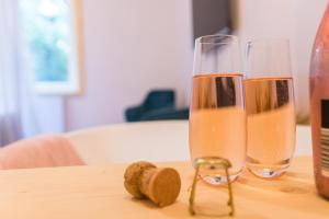 due bicchieri di champagne seduti su un tavolo di Vila Kotlina - High Tatras 2023 a Vysoké Tatry