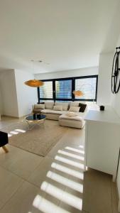 ein Wohnzimmer mit einem Sofa und einem Tisch in der Unterkunft PureNature Appartement in Obersontheim