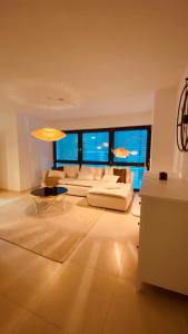 ein Wohnzimmer mit einem Sofa und einem Tisch in der Unterkunft PureNature Appartement in Obersontheim