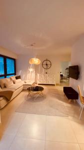 - un salon avec un canapé et une table dans l'établissement PureNature Appartement, à Obersontheim