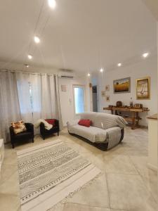 Il Don Minzoni 98 "Casa Vacanze" في ليدو دي كامايوري: غرفة نوم كبيرة مع سرير وغرفة معيشة