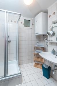 Service Apartment direkt neben Hauptbahnhof Graz في غراتس: حمام مع دش ومغسلة