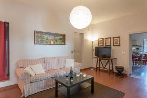 a living room with a couch and a table at Fattoria La Striscia appartamenti in Gambassi Terme