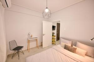 sypialnia z łóżkiem, krzesłem i biurkiem w obiekcie Modern, comfortable apartment, in the heart of the city_2 w mieście Larisa