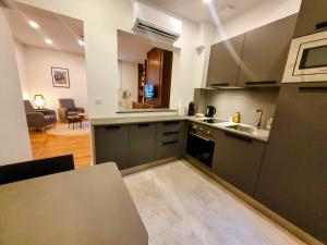 A kitchen or kitchenette at Appartement Premium dans une belle demeure - Hyper centre-ville de Reims