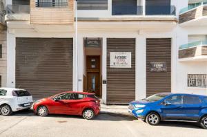 tres coches estacionados frente a un edificio en SUITE APPARTEMENT BOURGOGNE 2 pièces, en Casablanca