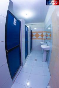 RESIDENCIAL FRANCIA في سانتا كروز دي لا سيرا: حمام بباب ازرق ومغسلة