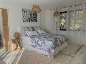 a bedroom with a bed and a window at Chambre d'hôtes A Vadina Porticcio in Porticcio