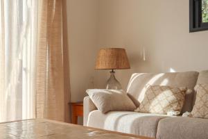 a living room with a couch and a lamp at Chambre d'hôtes A Vadina Porticcio in Porticcio