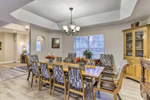 comedor con mesa y sillas en Stunning Space Coast Getaway with Backyard Oasis!, en Titusville