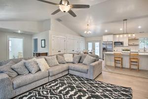 Una sala de estar con un sofá y una cocina. en Cozy and Chic Abode about 11 Mi to Bloomington Lake, en Bloomington