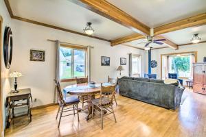 una sala de estar con un sofá y una mesa en Quaint Coquille Getaway Near Beaches and Parks!, en Coquille