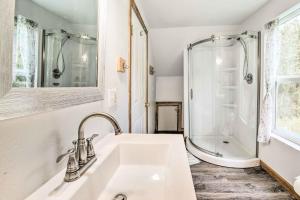 Un baño blanco con ducha y lavabo. en Quaint Coquille Getaway Near Beaches and Parks!, en Coquille 23 fotos más