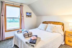 1 dormitorio con cama y ventana en Quaint Coquille Getaway Near Beaches and Parks!, en Coquille