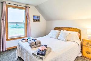 un dormitorio con una cama y una ventana en Quaint Coquille Getaway Near Beaches and Parks!, en Coquille