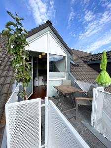 a small balcony with a table and a potted plant at Ferienwohnung am Alexbad in Bad Alexandersbad