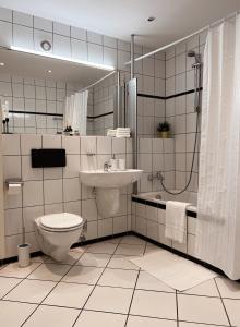 Old Town 2 Room Apartments في دوسلدورف: حمام مع مرحاض ومغسلة ودش