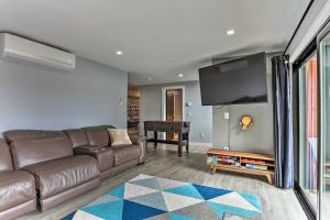sala de estar con sofá y TV de pantalla plana en Lakefront Catskills Getaway with Private Deck!, en Forestburgh