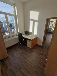 una oficina con escritorio, silla y ventana en Seeblick - a73006 en Magdeburgo
