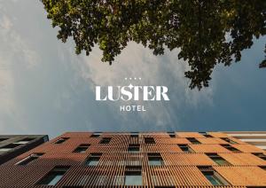 LUSTER Hotel في لشبونة: مبنى مكتوب عليه فندق مستخدم