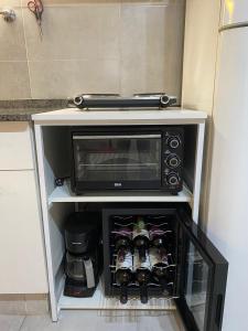 un four micro-ondes installé sur une étagère dans une cuisine dans l'établissement Bonarda Mendoza, à Mendoza