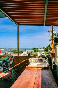 einen Balkon mit einem Holztisch und Meerblick in der Unterkunft Chante in Puerto Escondido