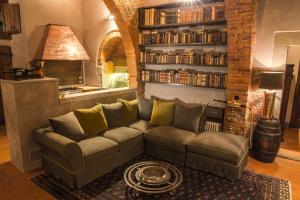 a living room with a couch and a book shelf at Locanda Bellavita in Arezzo