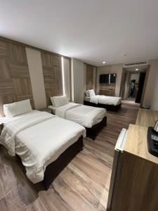 Habitación de hotel con 2 camas y TV en Mass Boutique hotel, en Áqaba