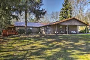 una casa con un gran patio delante de ella en Pet-Friendly Wheelchair Accessible Home with Yard!, en Beaver Falls