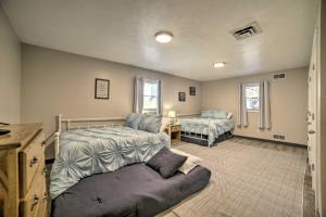 1 dormitorio con 2 camas y sofá en Pet-Friendly Wheelchair Accessible Home with Yard!, en Beaver Falls