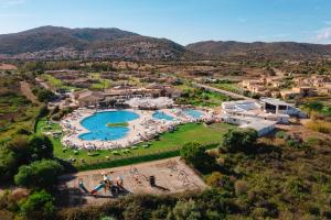 einen Luftblick auf ein Resort mit einem Pool in der Unterkunft Amareclub Janna e Sole Resort in Budoni