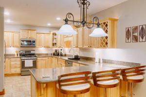 Η κουζίνα ή μικρή κουζίνα στο RelaxingRejuvenating 4BR 3 and half BA cabin Munds Park