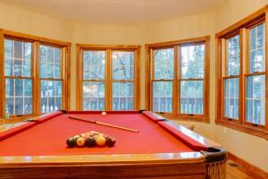 Τραπέζι μπιλιάρδου στο RelaxingRejuvenating 4BR 3 and half BA cabin Munds Park