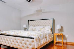 ein weißes Schlafzimmer mit einem Bett und zwei Lampen in der Unterkunft RelaxingRejuvenating 4BR 3 and half BA cabin Munds Park in Munds Park