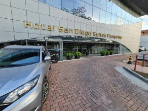 um carro estacionado em frente a um edifício em Hotel San Diego Pampulha - Flats Particular em Belo Horizonte