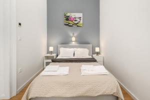 Posteľ alebo postele v izbe v ubytovaní Modern Penthouse in a Century Old Building- 2 BR- AC