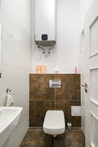 Kúpeľňa v ubytovaní Modern Penthouse in a Century Old Building- 2 BR- AC