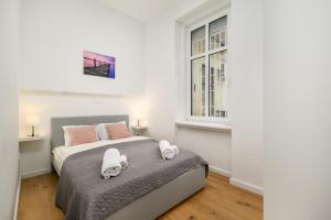Posteľ alebo postele v izbe v ubytovaní Modern Penthouse in a Century Old Building- 2 BR- AC