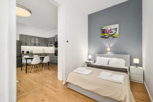Posteľ alebo postele v izbe v ubytovaní Modern Penthouse in a Century Old Building- 2 BR- AC