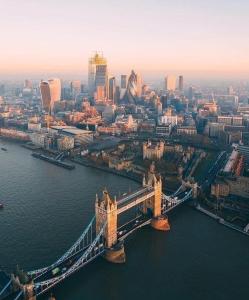 una vista aérea del puente de la torre en Londres en Cool Place 02 Academy en Londres