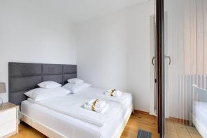 Postel nebo postele na pokoji v ubytování GO Apartments - ApartHotel