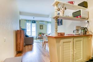 eine Küche mit einer Theke und ein Wohnzimmer in der Unterkunft Charmant T1 Bis Idéalement situé au pied des thermes Amélie-les-bains in Amélie-les-Bains-Palalda