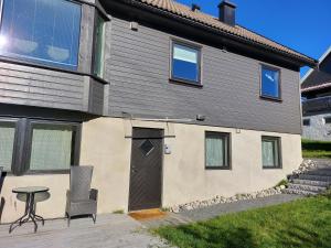 una casa con una puerta y una mesa delante de ella en peaceful place en Hønefoss