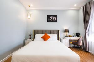 Postel nebo postele na pokoji v ubytování Hanoi Memory Legends Hotel + 30 fotografií