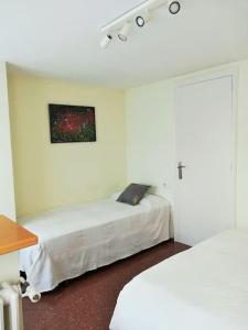- une chambre avec 2 lits et un tableau mural dans l'établissement Apartamento Lina, a 20 metros de la playa, à Lloret de Mar