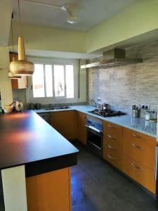 a kitchen with a counter top and a stove at Apartamento Lina, a 20 metros de la playa in Lloret de Mar