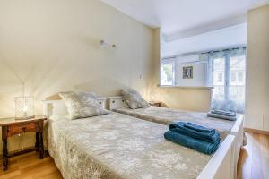 1 dormitorio con 2 camas y escritorio en Charmant T1 Bis Idéalement situé au pied des thermes Amélie-les-bains, en Amélie-les-Bains-Palalda